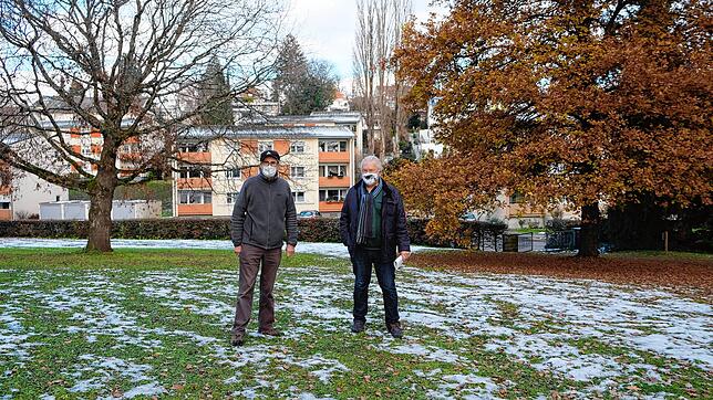 Biologe Hartmut Walter vom Überlinger Naturschutzbund (links) und Bürger Detlef Köse wollen den Rauensteinpark als Ganzes erhalten und ...