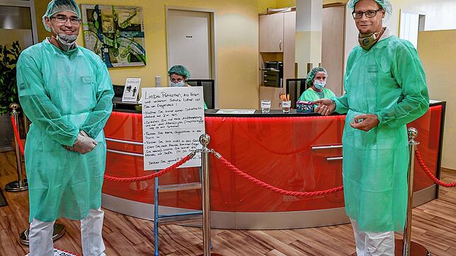 Gut geschützt für die Patienten da: Die beiden HNO-Ärzte Markus Steinwaller (links) und Frank Burkart mit ihren Mitarbeiterinnen Simone ...
