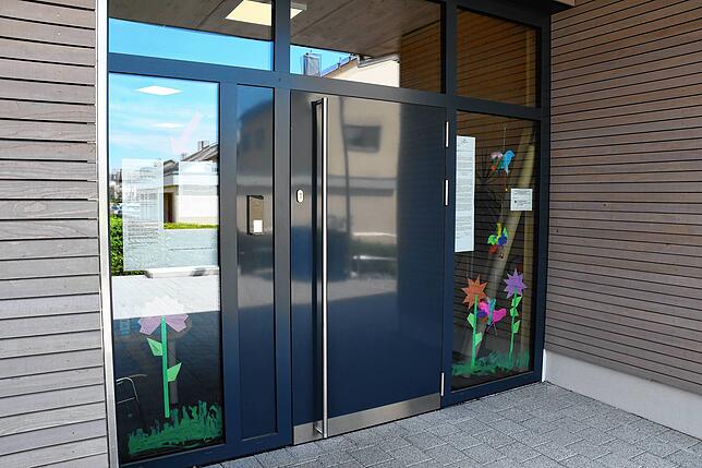 Die Tür des neuen Kindergartens in der Franz-Schubert-Straße in Stockach bleibt wegen der Corona-Krise auch nach den Osterferien erst ...