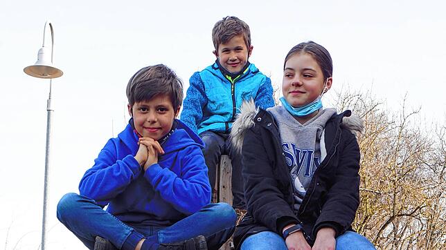 Emil (von links), Laurenz und Emma freuen sich schon auf den Familien-Osterweg auf dem Höhrenberg.
