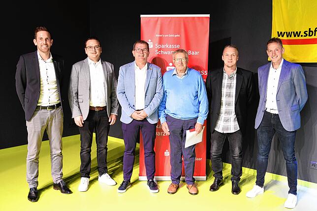 Hermann Kaltenbach (Dritter von rechts) wurde für seine 60-jährige Tätigkeit als Schiedsrichter ausgezeichnet. Das Bild zeigt von links: ...