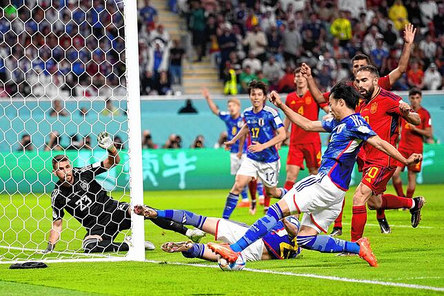 Das zweite Tor von Japan gegen Spanien sorgt für Diskussionen: War der Ball im Toraus?