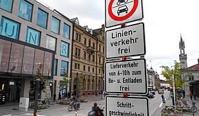 Botschaft noch nicht angekommen: Zahlreiche Auto- und Motorradfahrer ignorieren oder übersehen die neue Durchfahrtssperre am Bahnhof in ...