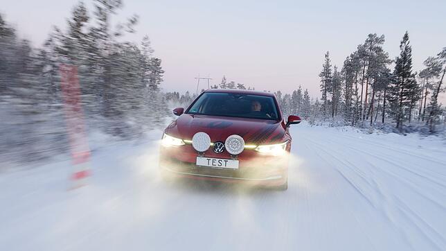 Die Fahrsicherheit von Winterreifen ist gerade bei Schnee und Eis auf der Fahrbahn ein wichtiges Qualitätskriterium.