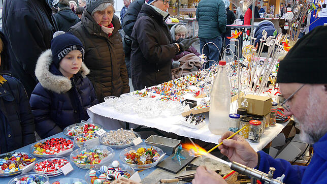 Der Rielasinger Weihnachtsmarkt &ndash; hier Glasbläser Detlef Greiner-Perth noch am Marktstandort in der Hauptstraße an der Arbeit ...