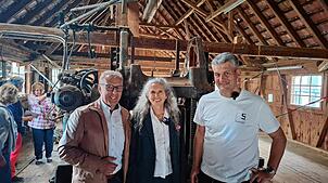 Manfred Ossola (links), Corinna Wagner (Mitte) und Sebastian Schmäh (rechts) vor der Säge.