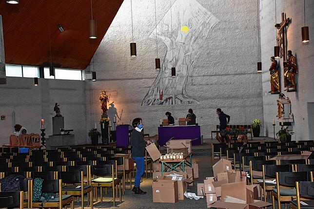 Blick in den Kirchenraum der Kirche Unserer Lieben Frau in Mimmenhausen während der Packaktion für die Weihnachtstaschen.