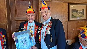 Seit 60 Jahren gehört Hans-Jürgen Rutzki (links) dem Elferrat Laufenburg an. Präsident Ralf Malnati zeichnete ihn in der ...