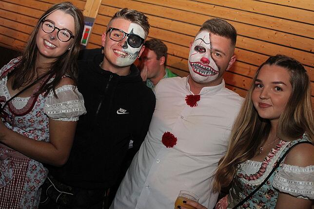 Bild 19: 1400 Gäste feiern die Halloweennacht in Tracht mit der Band Allgäu Power