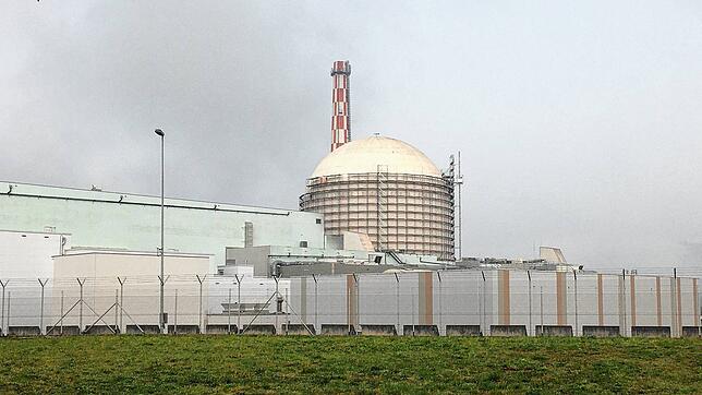 Die Außenhülle des Reaktorgebäudes des Kernkraftwerks Leibstadt soll erneuert werden. Ein Großteil des Gerüsts ist schon angebracht.
