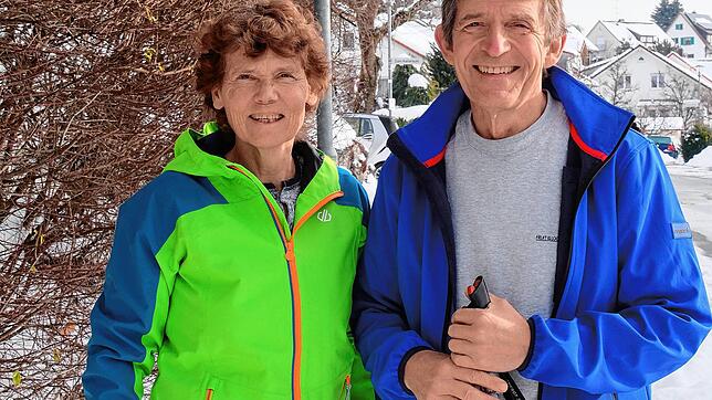 Birgit und Michael Schmidberger schenken der Gemeinde eine elektronische Geschwindigkeitsanzeige. So soll in der Wohnstraße wieder mehr ...