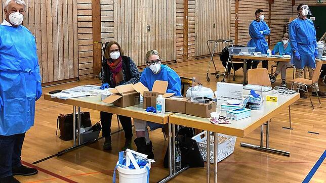Kollegsarzt Winfried Bull (links), Mitarbeiter seiner Praxis und weitere Helfer testeten in der Pater-Alfred-Delp-Halle rund 250 ...
