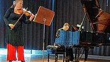 Geigerin Muriel Cantoreggi und Pianist Ryo Yamanishi spielen im Kursaal in Überlingen. Foto: Helga Müller-Schnepper