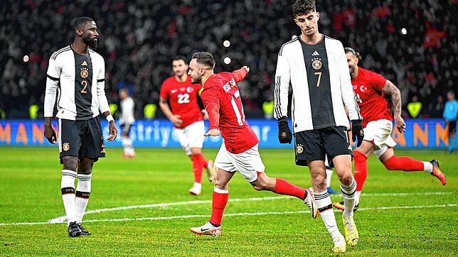 Yusuf Sari (M) von der Türkei bejubelt sein Tor zum 2:3.
