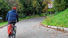 An dieser Stelle der Schloßstraße in Kattenhorn geht es steil bergauf. Hier verstarb am vergangenen Samstag ein Radfahrer nach einem Sturz.