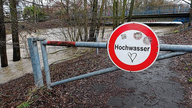 Sonst können Fußgänger die Lindauer Straße in Friedrichshafen an der Rotach entlang unterqueren. Am frühen Freitagnachmittag ist ...