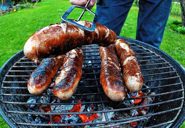 Würstchen vom Holzkohlegrill: nicht immer gesundheitlich unbedenklich. Vor allem, wenn schwarze Stellen entstehen. Die sind nämlich ...