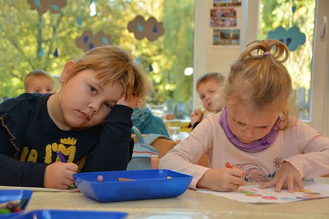 Kornelia Chojnacka (links) und Amelie Reußner aus der &bdquo;Igelgruppe&ldquo; im Sommertalkindergarten konzentriert bei der Arbeit. Die ...