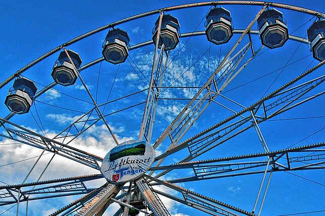Das Riesenrad der Gewerbeschau im Jahr 2013. Das Schild &bdquo;Luftkurort Stadt Tengen&ldquo; war neu.