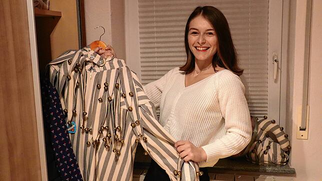 Jetzt kommt das Häs aus dem Schrank: Melina Tachtalis, Mitglied der Singener Poppele-Zunft, freut sich darauf, wieder als Schellenhansel ...
