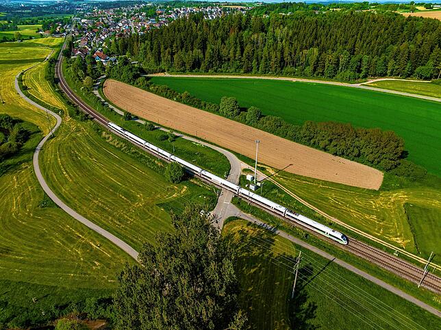 An den Wochenenden fährt zwei mal pro Tag der ICE &bdquo;Hamburg-Konstanz&ldquo; auf der Schwarzwaldbahn-Linie durch das Brigachtal im ...