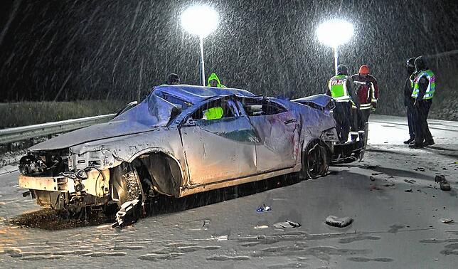 Junge bei Autounfall gestorben Das Auto ist durch die Schneeglätte gegen die Leitplanke gefahren und überschlug sich daraufhin mehrfach.