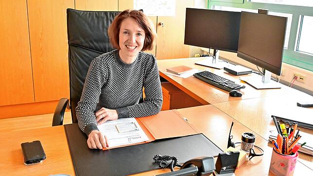 Die Stockacher Bürgermeisterin Susen Katter am Schreibtisch in ihrem Büro. Sie ist seit 1. Januar die erste Chefin im Rathaus.