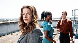 Schauspielerin Lou Strenger spielt in „David und Goliath“ (im Hintergrund Melodie Simina und Ulrike C. Tscharre) die Hauptrolle der Dina ...
