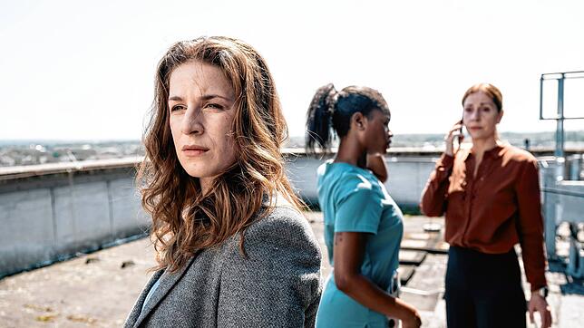 Schauspielerin Lou Strenger spielt in „David und Goliath“ (im Hintergrund Melodie Simina und Ulrike C. Tscharre) die Hauptrolle der Dina ...