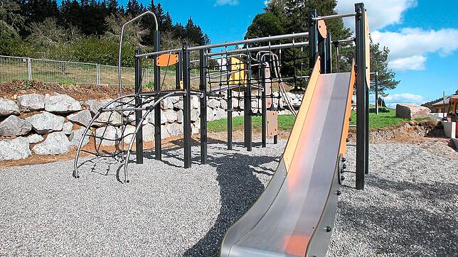 Fast fertig ist der Spielplatz in der Linacher Ortsmitte. Jetzt wird im Ortschaftsrat noch über Sitzgelegenheiten nachgedacht.