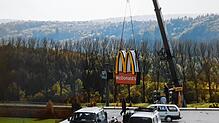 1997: Das goldene M, das Logo der Fast-Food-Kette McDonald&lsquo;s, wird 1997 mit einem Kran an seinem künftigen Standort im ...
