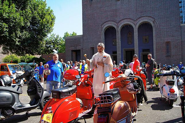 Es dauerte, bis der Vorsitzende der „Blech-Vespen Bodensee“ und Diakon Ryszard Rzesny mit der Segnung der Motorroller durch ...