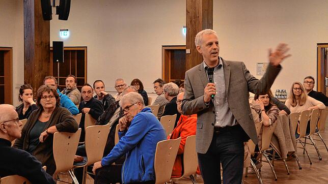 Stadtplaner Roland Köhler moderierte beim Bürgerdialog in der Stadthalle zum Baugebiet Klosteröschle einen Teil der Diskussion.