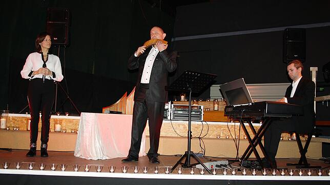 Panflötist Oscar Javelot (Mitte), Sängerin Bettina Ankermann und Pianist Jens-Hagen Wegner luden zum Träumen beim Lichterkonzert in ...