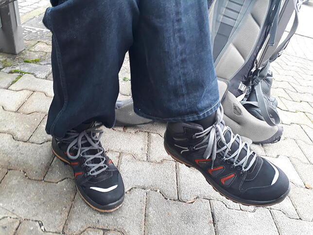 Neue Schuhe für Werner Husemann: "Jetzt kann ich wieder losgehen", sagt der glückliche Obdachlose.
