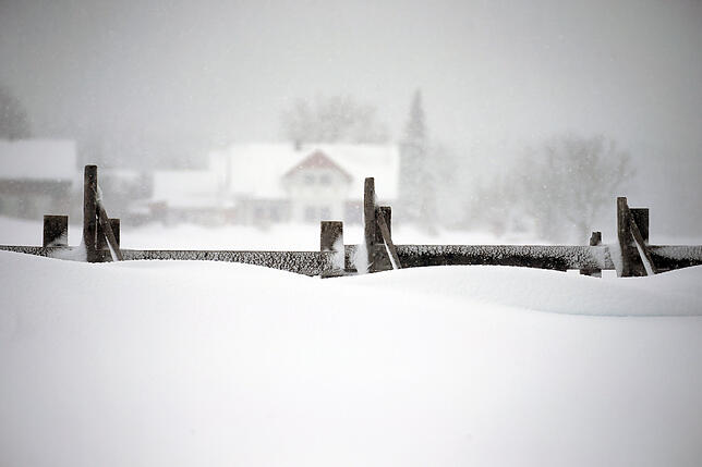 Bayern, Schongau: Ein Schneefangzaun steht im tiefen Schnee.