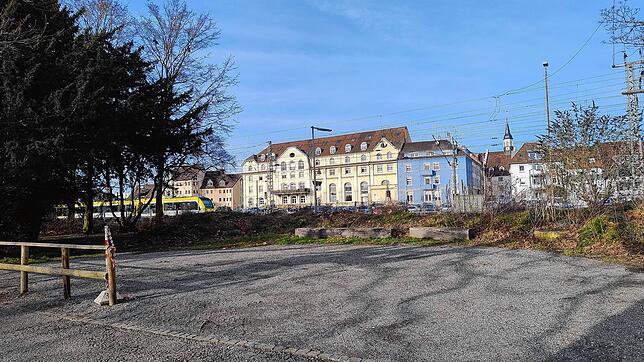 Ist leer, bleibt leer: Auf dem ehemaligen ESV-Gelände neben dem Spielplatz an den Gleisen in Radolfzell wird nun doch keine Eisdiele ...