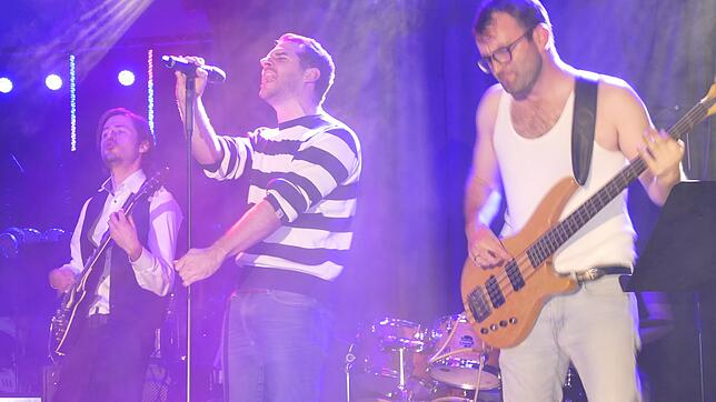 Nach drei Stunden Show und Konzert krönen die Toten Hosen Markus Huber (von links), Andreas Fricker und Robert Hasenfratz ein ...