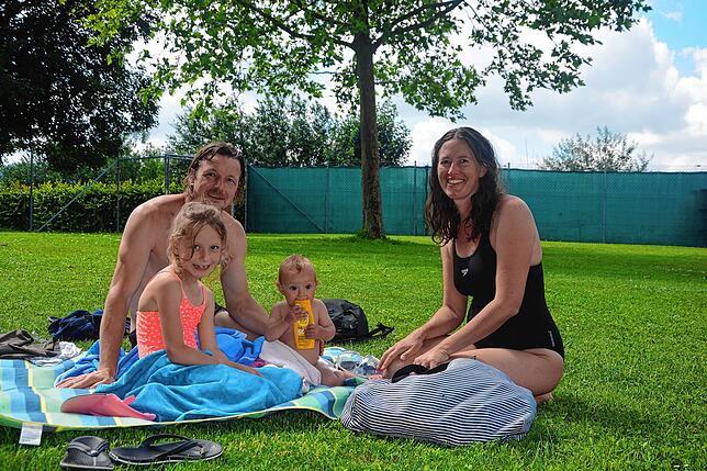 Gleich am Eröffnungs-Samstag genießt Familie Meyer aus Grießen eine Erfrischung im Freibad und freut sich über das Ausbleiben der ...
