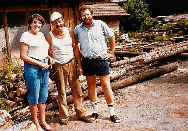 Für Feriengäste war ein Besuch der Stockensäge ein besonderes Erlebnis. Fritz Preiser senior (Mitte) führte gerne durch die Säge, wie ...