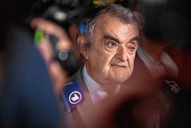 Herbert Reul (CDU), Innenminister von Nordrhein-Westfalen, macht sich ein Bild vor Ort.
