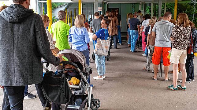 Großer Andrang am Wahlsonntag: Viele Konstanzer geben ihre Stimme wieder ganz klassisch in den Wahllokalen und nicht wie in ...