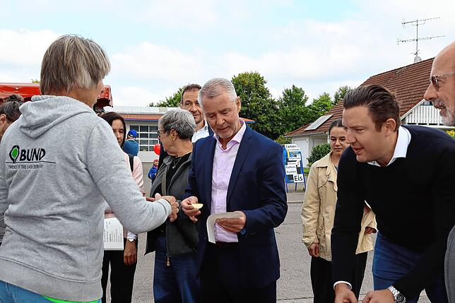 Da schmeckt man den Unterschied: Bürgermeister Manfred Härle (Mitte) probiert verschiedene alte Apfelsorten.