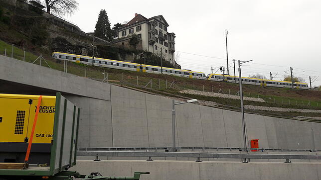 Im Bereich des östlichen Tunnelportals unterquert der Galgenbucktunnel den Bahntunnel. (April 2019)