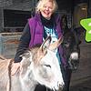 Die Leiterin des Welschinger Eselhofs mit zwei ihrer Schützlinge: Tina Zielinski durfte für den Verein Esel in Not die Auszeichung des ...