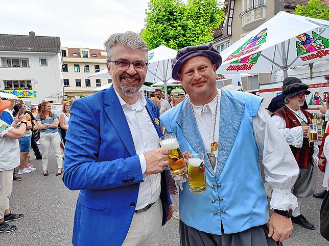 OB Martin Gruner und Tobias Fritz, Zunftmeister der Bürger- und Narrenzunft, stoßen auf einen fröhlichen Schwyzertag an.