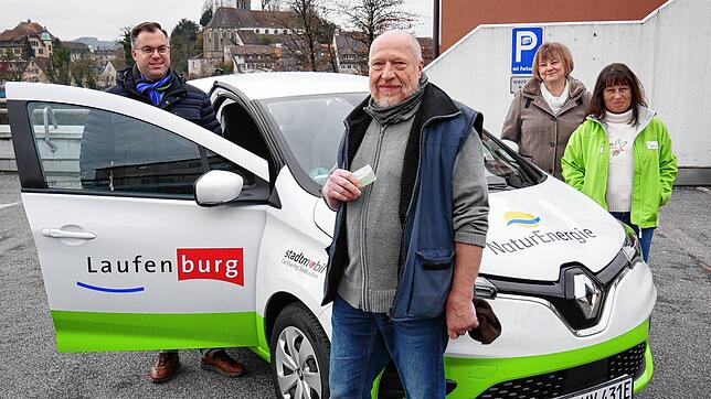 Bürgermeister Ulrich Krieger, Stadtrat Raimund Huber (Grüne), Ordnungsamtsleiterin Martina Bögle und Cornelia Kammerlander (von links) ...