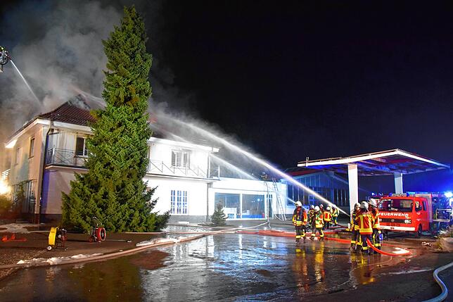 Bild 8: Bilder von den Löscharbeiten beim Großbrand eines Dachstuhls in Mahlspüren im Tal