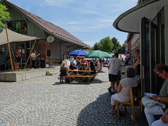 Die sonntäglichen Mattinées finden im Sommer mehrmals statt. Dann wird es zwischen Sennhof und AllerArt so richtig musikalisch. Hier mit ...