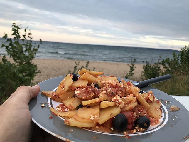 Deshalb sind Reisemobile so beliebt: Da kann der Urlauber sein Essen selbst kochen und es dann an wunderschönen Plätzen genießen.